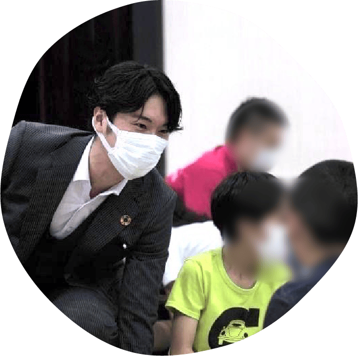 子供と話すさいとう和樹